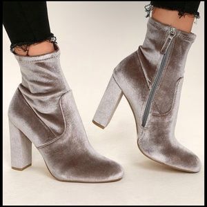 Steve Madden Velvet Ankle Booties Size 7.5 Womens Lavender Taupe Heeled Trendy